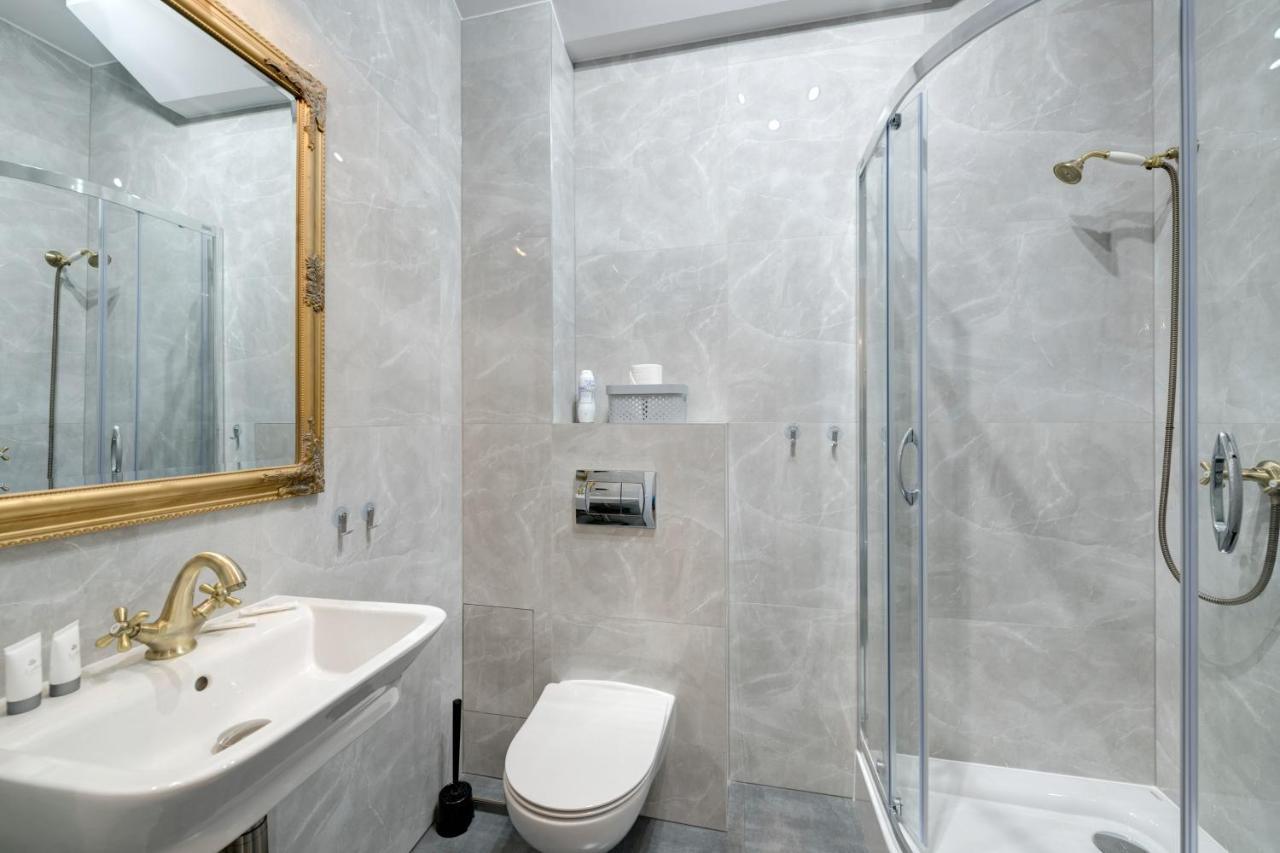 H&T Old Town Szeroka 24 Apartment กดัญสก์ ภายนอก รูปภาพ
